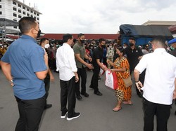 Senangnya Pedagang di Yogya Dipanggil Jokowi dari Mobil dan Diberi Bantuan