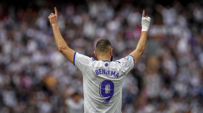 Real Madrids Karim Benzema celebrates the teams La Liga title after a Spanish La Liga soccer match between Real Madrid and Espanyol at the Santiago Bernabeu stadium in Madrid, Saturday, April 30, 2022. (AP Photo/Bernat Armangue)
