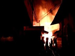 Puluhan Rumah di Jalan Wahidin Medan Terbakar