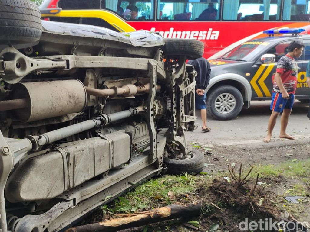 Innova Oleng Lalu Terguling di Lamongan, Begini Kondisi Korban Innova Oleng Lalu Terguling di Lamongan, Begini Kondisi Korban