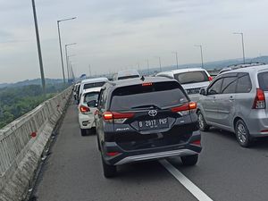 Tol Layang MBZ Arah Jakarta Macet, Lalin Dialihkan ke Jalur Bawah Tol Layang MBZ Arah Jakarta Macet, Lalin Dialihkan ke Jalur Bawah