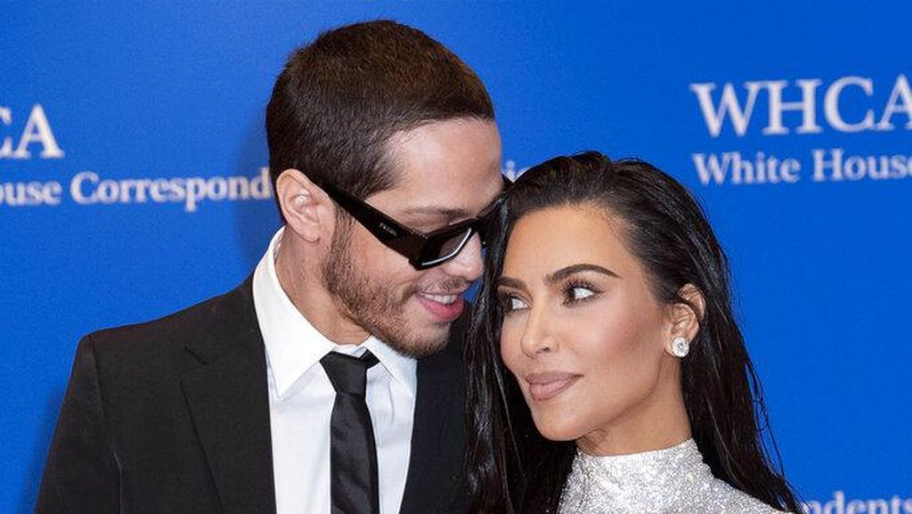 Debut Kim Kardashian dan Pete Davidson Pamer Mesra di Karpet Merah