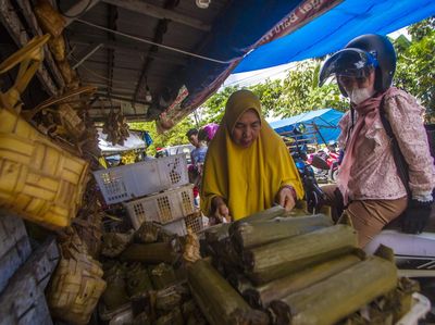 Laris Manis Ketupat dan Lontong Jelang Lebaran