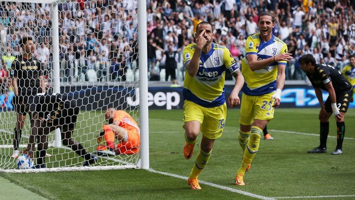 TURIN, ITALY - MAY 01: Leonardo Bonucci of Juventus celebrates after scoring their teams second goal during the Serie A match between Juventus and Venezia FC at Allianz Stadium on May 01, 2022 in Turin, Italy. (Photo by Jonathan Moscrop/Getty Images)