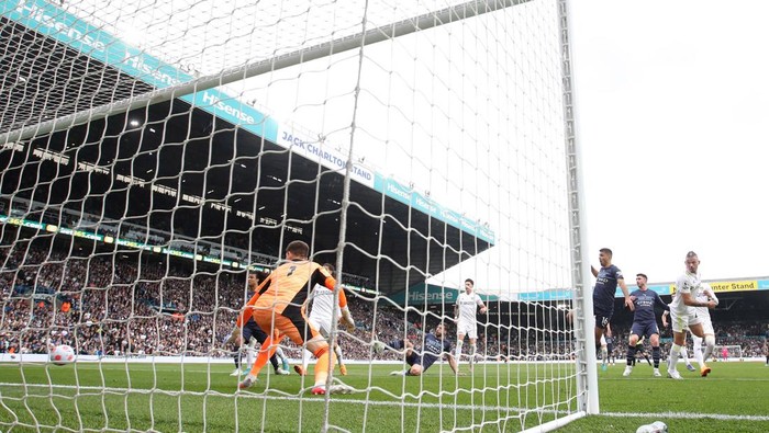 Man City Geser Liverpool di Puncak Klasemen Usai Hajar Leeds United Soccer Football - Premier League - Leeds United v Manchester City - Elland Road, Leeds, Britain - April 30, 2022 Manchester City's Nathan Ake celebrates scoring their second goal with Jack Grealish REUTERS/Phil Noble EDITORIAL USE ONLY. No use with unauthorized audio, video, data, fixture lists, club/league logos or 'live' services. Online in-match use limited to 75 images, no video emulation. No use in betting, games or single club /league/player publications. Please contact your account representative for further details.
