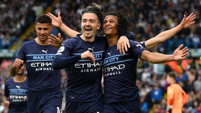 LEEDS, ENGLAND - APRIL 30: Nathan Ake of Manchester City celebrates with team mate Jack Grealish after scoring their sides second goal during the Premier League match between Leeds United and Manchester City at Elland Road on April 30, 2022 in Leeds, England. (Photo by Michael Regan/Getty Images)