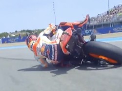 Jurus Sikut Sakti Marc Marquez... Jatuh? Eits, Tidak tuh!