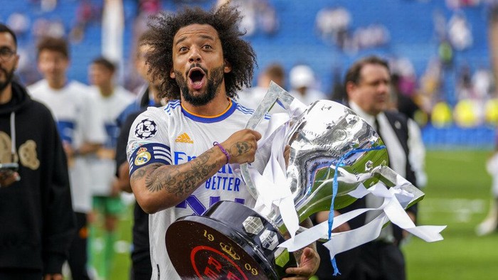 Real Madrids Marcelo lifts the trophy to celebrate the teams La Liga title after a Spanish La Liga soccer match between Real Madrid and Espanyol at the Santiago Bernabeu stadium in Madrid, Saturday, April 30, 2022. (AP Photo/Bernat Armangue)