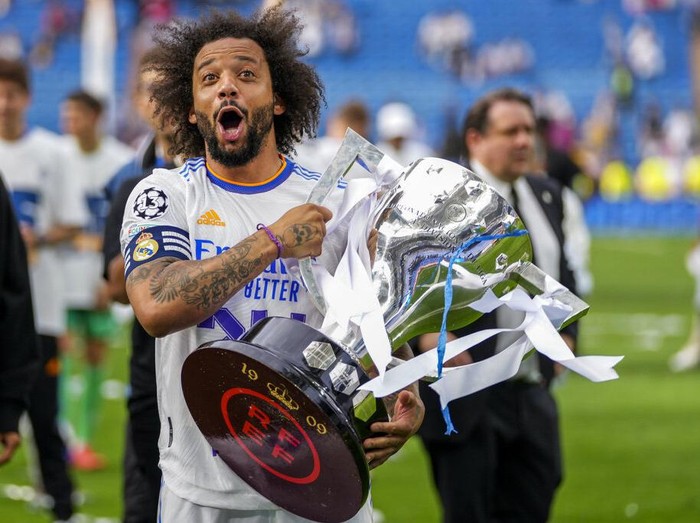 Real Madrid's Marcelo lifts the trophy to celebrate the team's La Liga title after a Spanish La Liga soccer match between Real Madrid and Espanyol at the Santiago Bernabeu stadium in Madrid, Saturday, April 30, 2022. (AP Photo/Bernat Armangue)