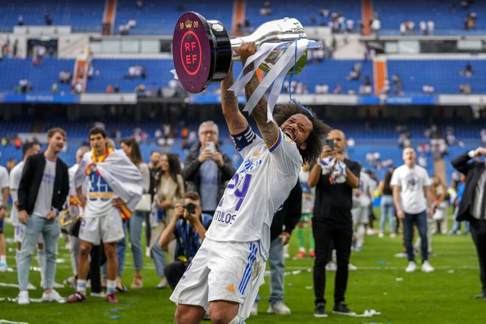 Marcelo Real Madrid's Marcelo lifts the trophy to celebrate the team's La Liga title after a Spanish La Liga soccer match between Real Madrid and Espanyol at the Santiago Bernabeu stadium in Madrid, Saturday, April 30, 2022. (AP Photo/Bernat Armangue)