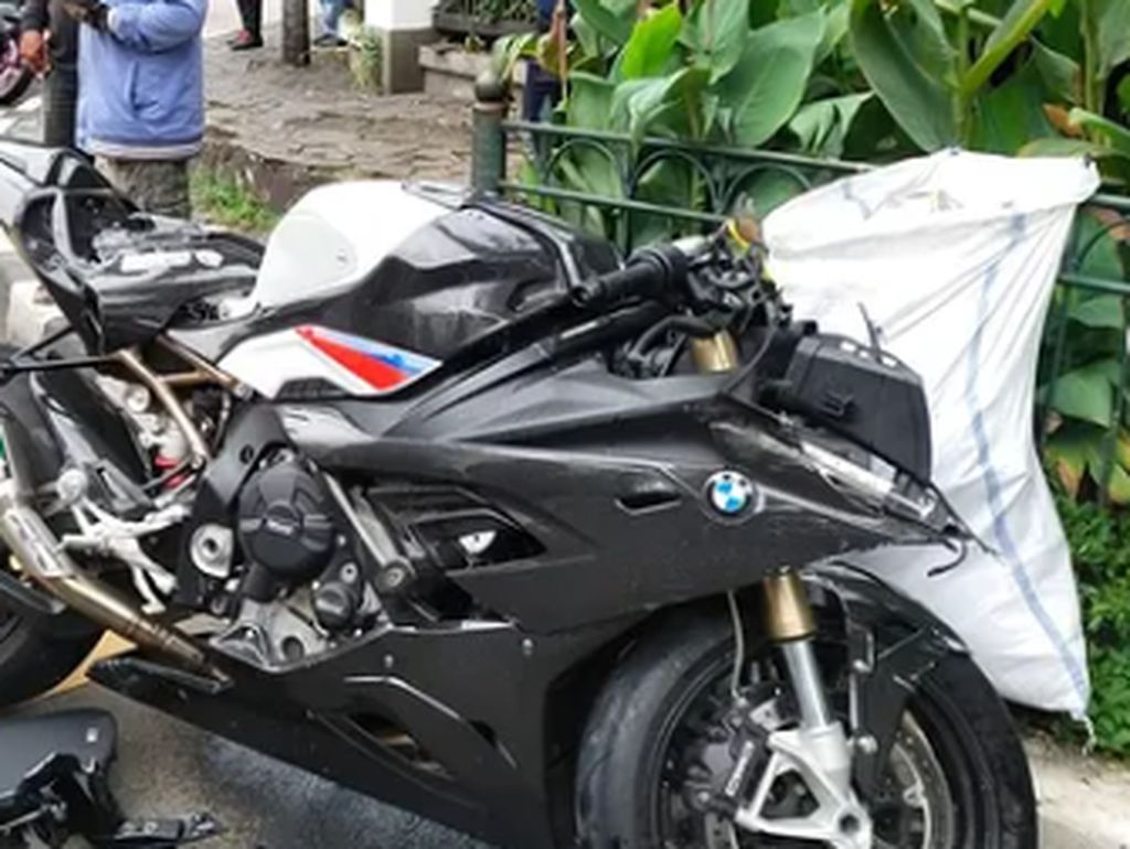 Moge BMW S1000RR Seharga Rp 700 Juta Ringsek Parah Kecelakaan di Jakarta