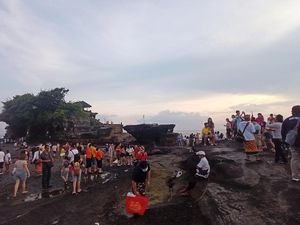 Kunjungan Wisata ke Tanah Lot Ramai, Sepekan Tembus 9.278 Orang Kunjungan Wisata ke Tanah Lot Ramai, Sepekan Tembus 9.278 Orang