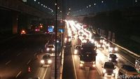 Pantauan Udara Tol Cikampek Km 47 Saat Pemberlakuan Contra Flow Tadi Malam