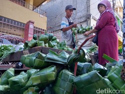 Pedagang Kulit Ketupat di Makassar Raup Untung Jelang Lebaran, Omzet Naik 20%