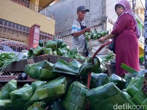 Pedagang Kulit Ketupat di Makassar Raup Untung Jelang Lebaran, Omzet Naik 20% Pedagang Kulit Ketupat di Makassar Raup Untung Jelang Lebaran, Omzet Naik 20%