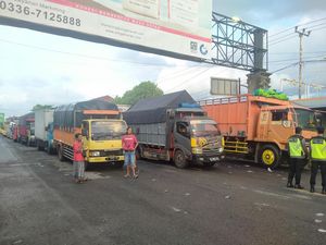 Truk Terjebak Antrean 12 Jam di Gilimanuk, Sopir: Satu Kilo 6 Jam Truk Terjebak Antrean 12 Jam di Gilimanuk, Sopir: Satu Kilo 6 Jam