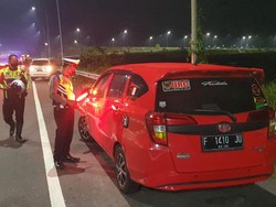 Banyak Pemudik Istirahat di Bahu Jalan Tol Pekalongan, Polisi: Membahayakan