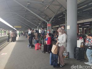 14.299 Pemudik Berangkat dari Stasiun di Surabaya pada H-2 Lebaran 14.299 Pemudik Berangkat dari Stasiun di Surabaya pada H-2 Lebaran