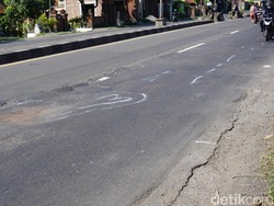 Sisa Cat Putih di TKP, Lokasi Ibu yang Tewas Tertabrak Anak Sendiri