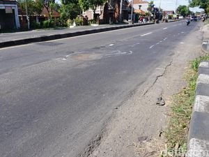 Tangis Histeris Pemudik Usai Tabrak Ibu Sendiri hingga Tewas Tangis Histeris Pemudik Usai Tabrak Ibu Sendiri hingga Tewas