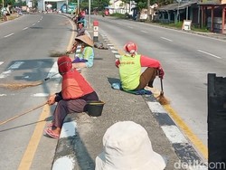 Cerita Para Penyapu Koin Raih Cuan di Jalur Mudik Subang