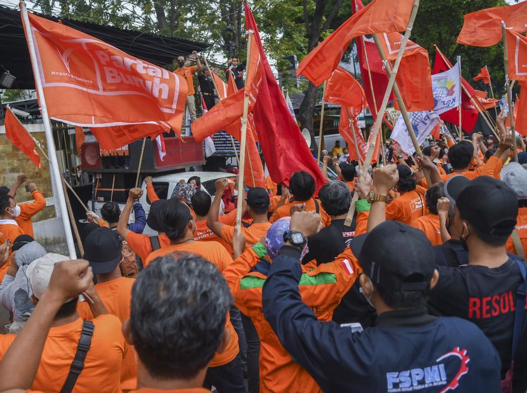 50 Ribu Buruh Banjiri Jakarta Hari Ini, Teriakkan 18 Tuntutan! 50 Ribu Buruh Banjiri Jakarta Hari Ini, Teriakkan 18 Tuntutan!