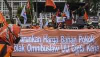 Peringati Hari Buruh, Massa Geruduk Kantor KPU
