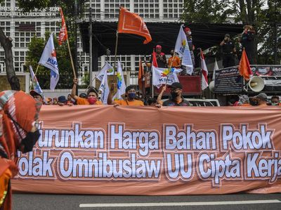 Peringati Hari Buruh, Massa Geruduk Kantor KPU