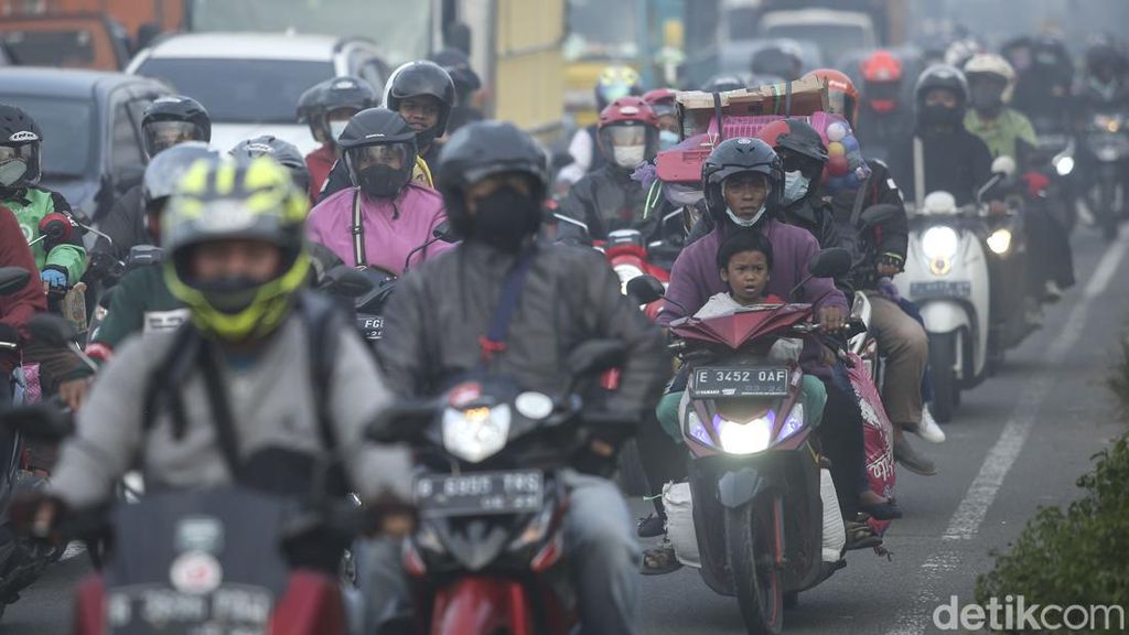 Perjuangan Pemudik Demi Bertemu Keluarga, Menahan Rindu Melawan Dahaga Perjuangan Pemudik Demi Bertemu Keluarga, Menahan Rindu Melawan Dahaga