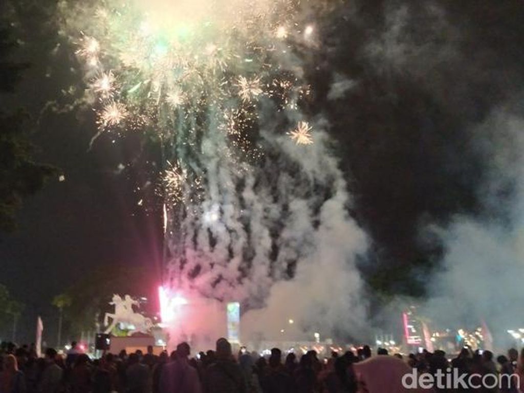 Meriahnya Pesta Kembang Api Sambut Lebaran di Alun-alun Magelang