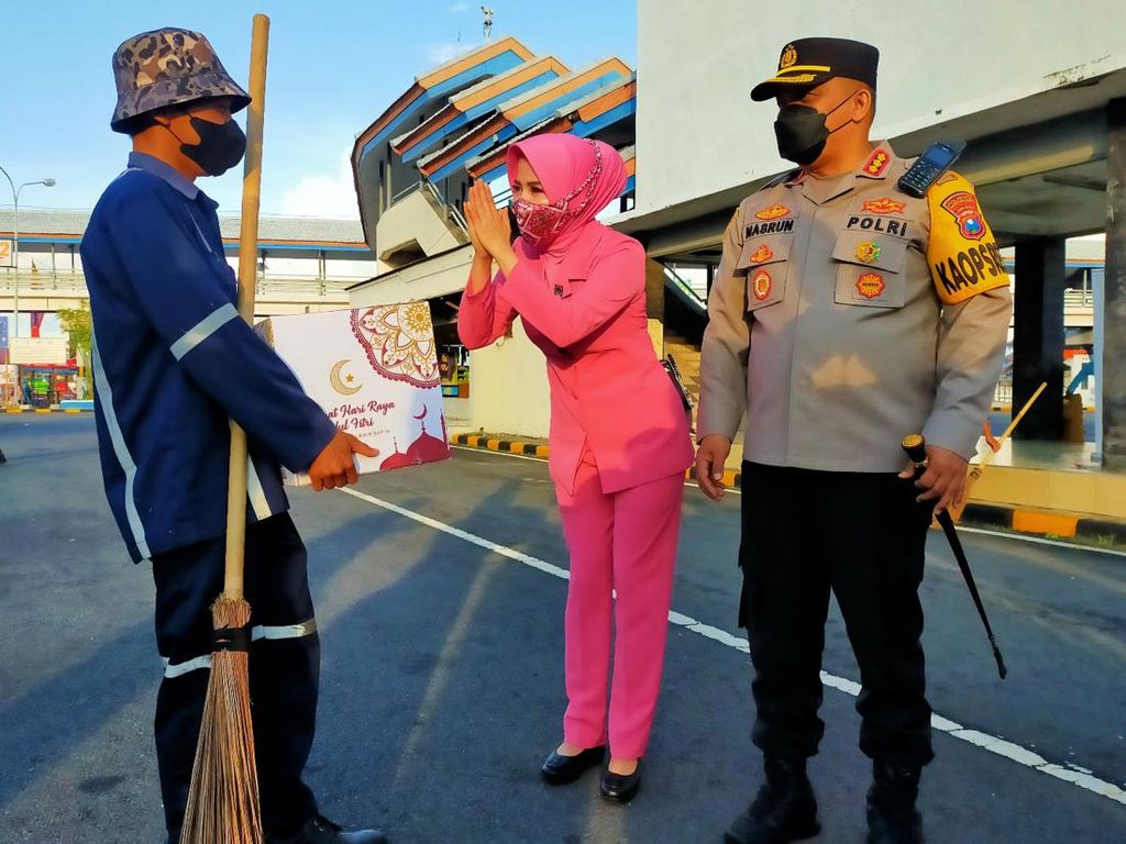 Polisi Bagi-bagi Masker-Hand Sanitizer ke Pemudik dari Bali dan NTB