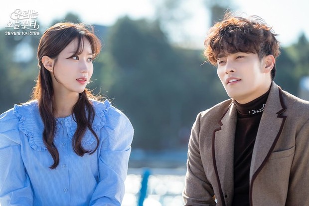 Potret adegan Im Soo Hyang dan Sung Hoon dalam drama Woori The Virgin