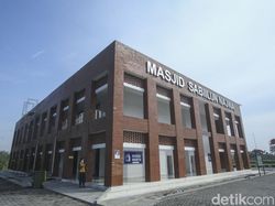 Potret Masjid Tanpa Kubah yang Ikonik di Rest Area Km 389