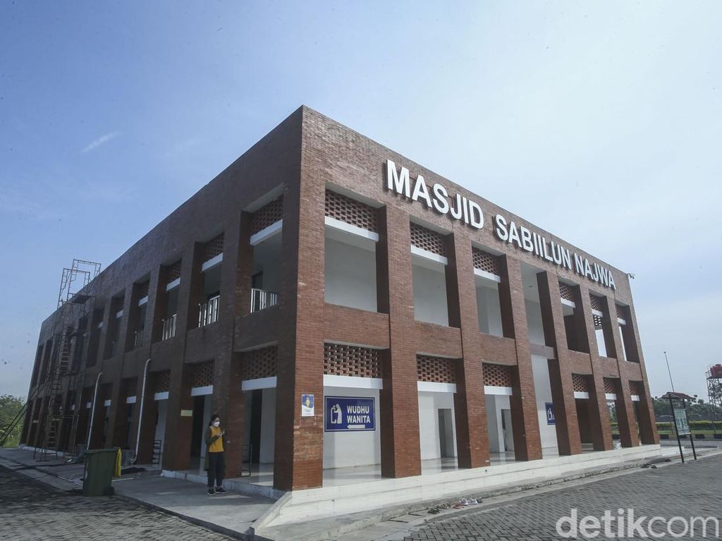 Potret Masjid Tanpa Kubah yang Ikonik di Rest Area Km 389 Potret Masjid Tanpa Kubah yang Ikonik di Rest Area Km 389