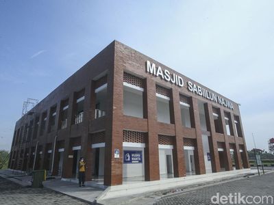 Potret Masjid Tanpa Kubah yang Ikonik di Rest Area Km 389