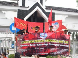 Mayday, Puluhan Buruh Demo di Kantor Bupati Karawang