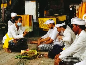 Pembuat Video Pamer Kondom di Pura Sempat Disoraki Pemedek Pembuat Video Pamer Kondom di Pura Sempat Disoraki Pemedek