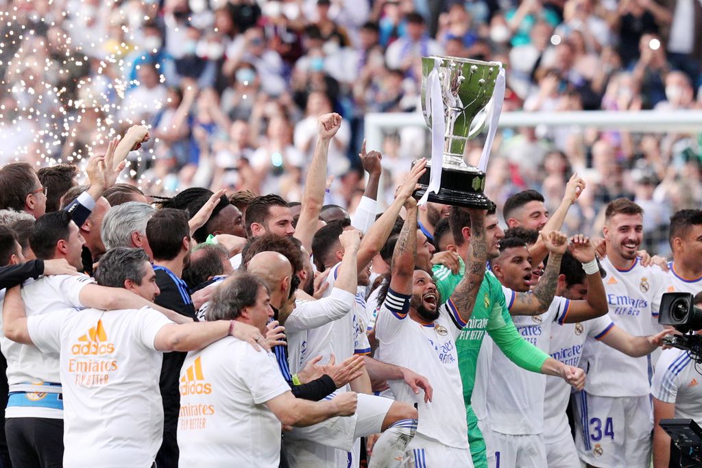 MADRID, SPAIN - APRIL 30: Marcelo of Real Madrid lifts the La Liga trophy following their victory in the LaLiga Santander match between Real Madrid CF and RCD Espanyol for their 35th La Liga Championship title at Estadio Santiago Bernabeu on April 30, 2022 in Madrid, Spain. (Photo by Gonzalo Arroyo Moreno/Getty Images)