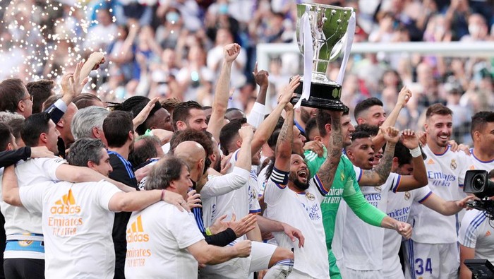 MADRID, SPAIN - APRIL 30: Marcelo of Real Madrid lifts the La Liga trophy following their victory in the LaLiga Santander match between Real Madrid CF and RCD Espanyol for their 35th La Liga Championship title at Estadio Santiago Bernabeu on April 30, 2022 in Madrid, Spain. (Photo by Gonzalo Arroyo Moreno/Getty Images)