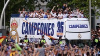 Skuad Real Madrid diarak dengan bis terbuka dari Santiago Bernabeu menuju Plaza de Cibeles. (Foto: Getty Images/Gonzalo Arroyo Moreno)