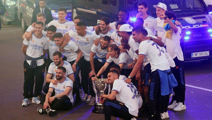MADRID, SPAIN - APRIL 30: Players of Real Madrid pose for a photo at Plaza de Cibeles following their victory in their LaLiga match against RCD Espanyol which lead to their 35th LaLiga Championship title on April 30, 2022 in Madrid, Spain. (Photo by Gonzalo Arroyo Moreno/Getty Images)