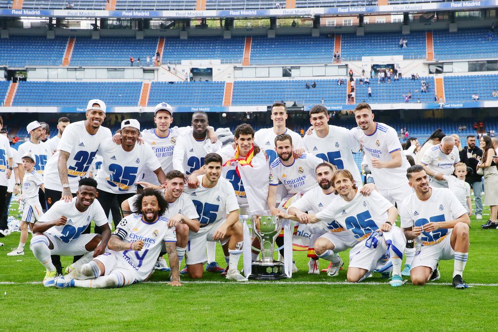 MADRID, SPAIN - APRIL 30: Players of Real Madrid celebrate following their side's victory in the LaLiga Santander match between Real Madrid CF and RCD Espanyol for their 35th La Liga Chapionship title at Estadio Santiago Bernabeu on April 30, 2022 in Madrid, Spain. (Photo by Gonzalo Arroyo Moreno/Getty Images)