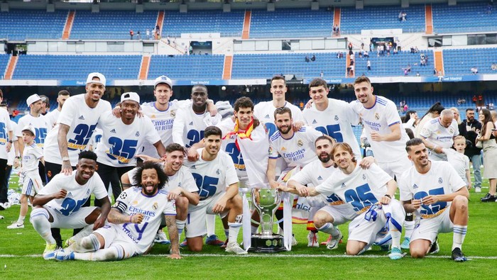 MADRID, SPAIN - APRIL 30: Players of Real Madrid celebrate following their sides victory in the LaLiga Santander match between Real Madrid CF and RCD Espanyol for their 35th La Liga Chapionship title at Estadio Santiago Bernabeu on April 30, 2022 in Madrid, Spain. (Photo by Gonzalo Arroyo Moreno/Getty Images)