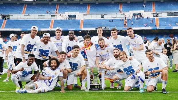 MADRID, SPAIN - APRIL 30: Players of Real Madrid celebrate following their side's victory in the LaLiga Santander match between Real Madrid CF and RCD Espanyol for their 35th La Liga Chapionship title at Estadio Santiago Bernabeu on April 30, 2022 in Madrid, Spain. (Photo by Gonzalo Arroyo Moreno/Getty Images)