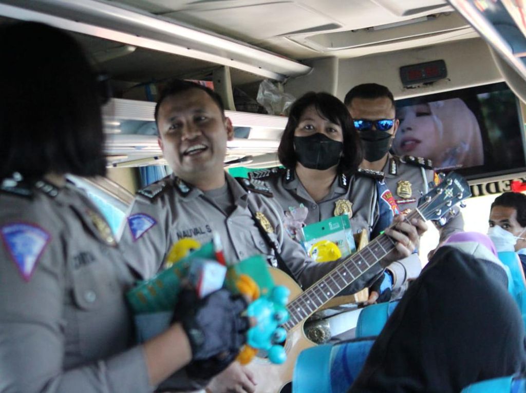 Saat Polisi Mengamen di Bus Hibur Pemudik di Jombang