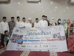 MUI Jaktim Bagikan Ribuan Sembako hingga Alat Prokes Selama Ramadan