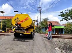 44 Perlintasan KA di Lamongan Dijaga Relawan Selama Arus Mudik-Balik Lebaran