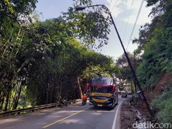 Tiang PJU Miring di Jalur Bandung-Cirebon Bahayakan Pengendara