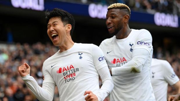 LONDON, ENGLAND - MAY 01: Heung-Min Son celebrates with Emerson Royal of Tottenham Hotspur after scoring their team's third goal during the Premier League match between Tottenham Hotspur and Leicester City at Tottenham Hotspur Stadium on May 01, 2022 in London, England. (Photo by Mike Hewitt/Getty Images)