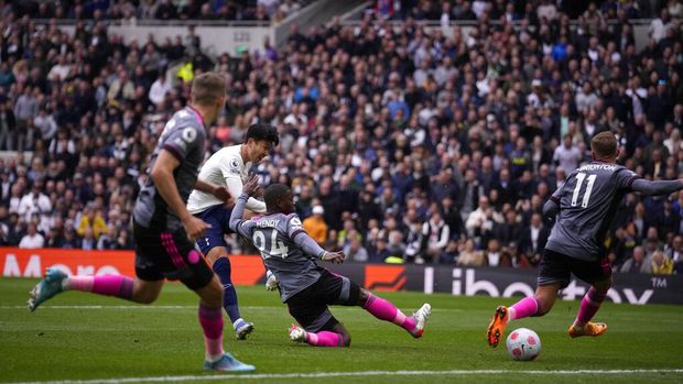 Tottenham's Son Heung-min, second left, scores his side's second goal during the English Premier League soccer match between Tottenham Hotspur and Leicester City at Tottenham Hotspur stadium in London, England, Sunday, May 1, 2022. (AP Photo/Matt Dunham)